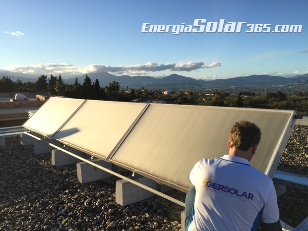 Placas solares para agua caliente sanitaria, con apoyo de caldera de biomasa