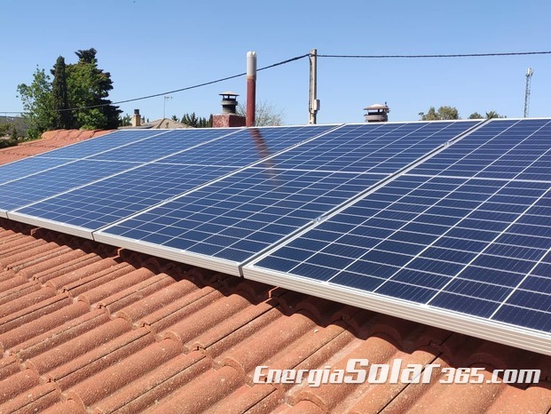 Instalación solar aislada 2,5 Kw con baterías de Litio de 5 KW