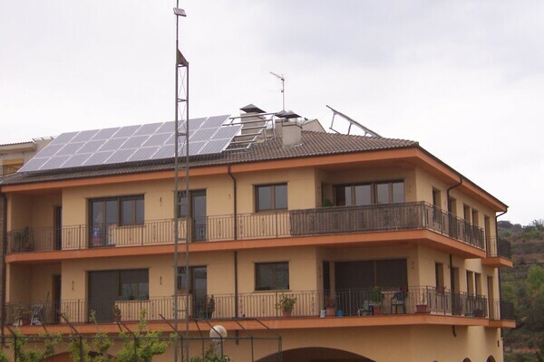 Energía solar fotovoltaica en edificio de viviendas. ACS y Calefacción