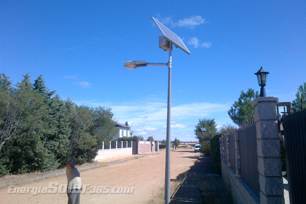 Farolas solares: iluminar por la noche gracias a la luz del día