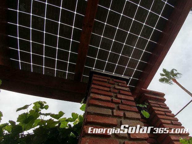 Instalación de autoconsumo fotovoltaico en pérgola con paneles solares semitransparentes.