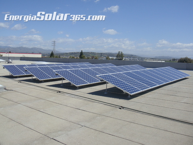 Instalación de paneles solares en centro comercial