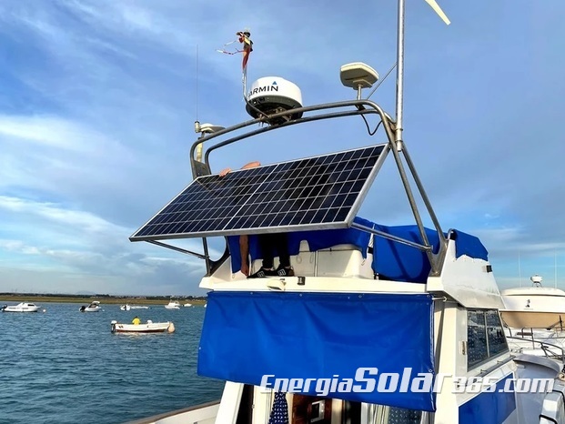 Placa solar en embarcación