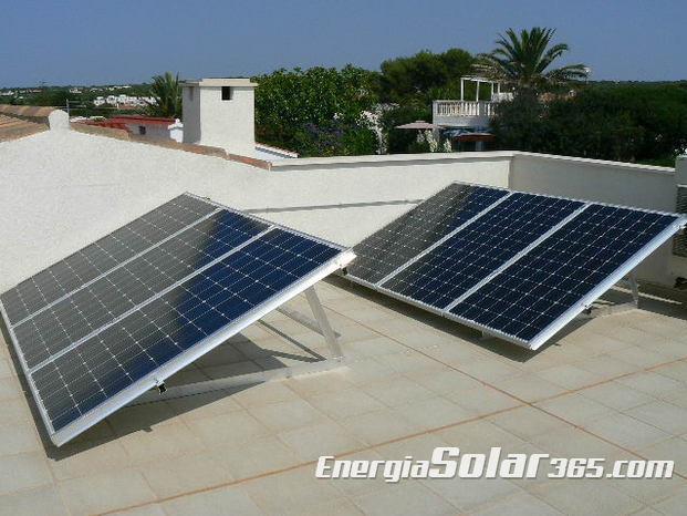 Paneles fotovoltaicos en azotea de vivienda vacacional