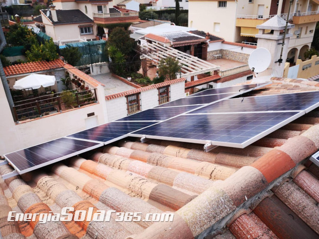 Placas fotovoltaicas en disposición coplanar con orientación oeste.