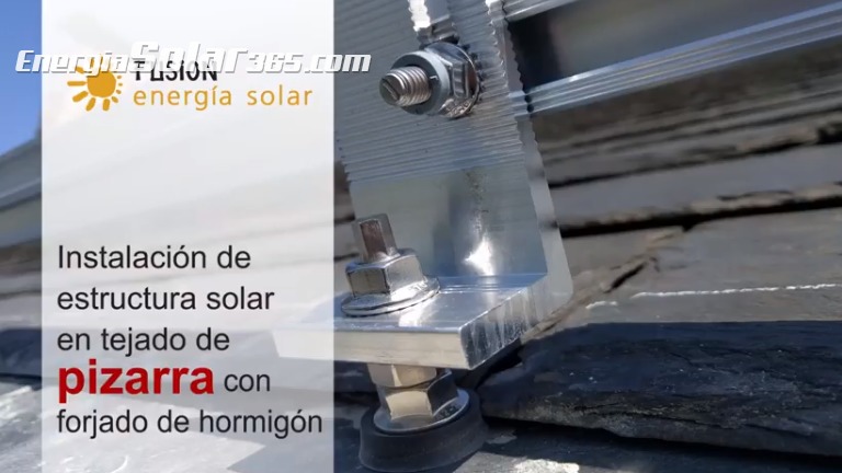 Instalación de una estructura solar de aluminio en un tejado de  pizarra