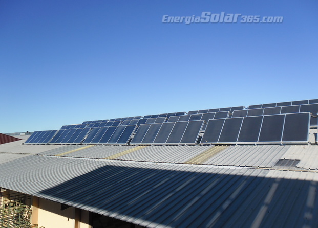 Instalación Solar Térmica de 210m2 de paneles para producir ACS en una empresa de acabados textiles